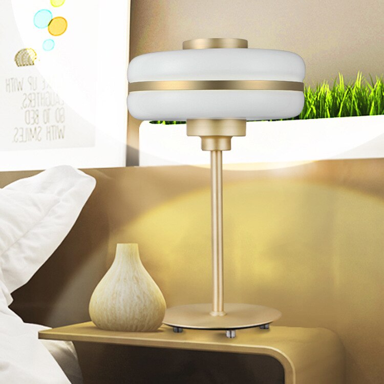 Lámpara mesita moderna LED <br> Forma redonda, dorada, Hotel
