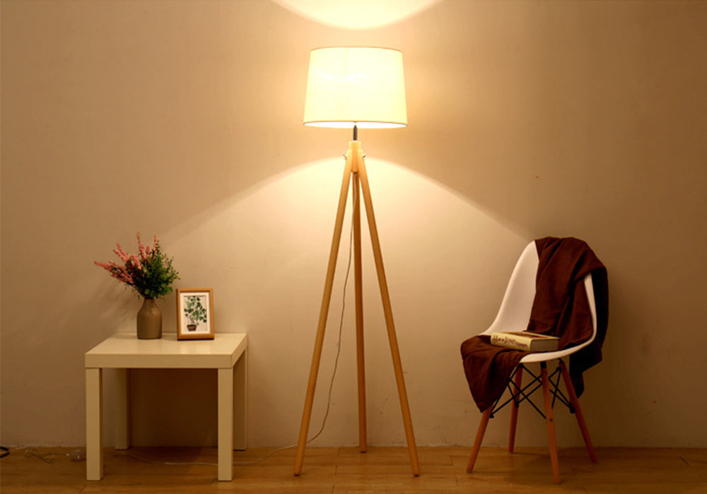 Lámpara de pie trípode de madera con pantalla de tela <br> Fabric