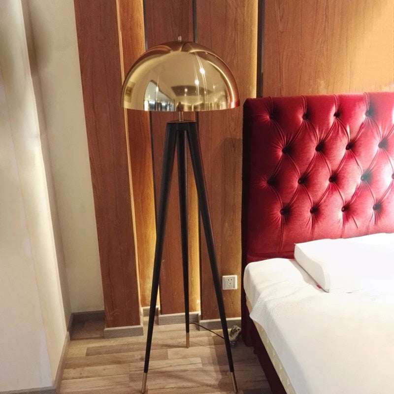 Lámpara de pie diseño LED <br> trípode negro con pantalla dorada Mushroom